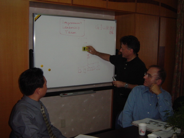 2002年聯(lián)合國(guó)國(guó)際開發(fā)署醫(yī)療咨詢專家Cliff Letton總裁在求是總部交流中國(guó)疾病預(yù)防控制中心（CDC）項(xiàng)目(一)